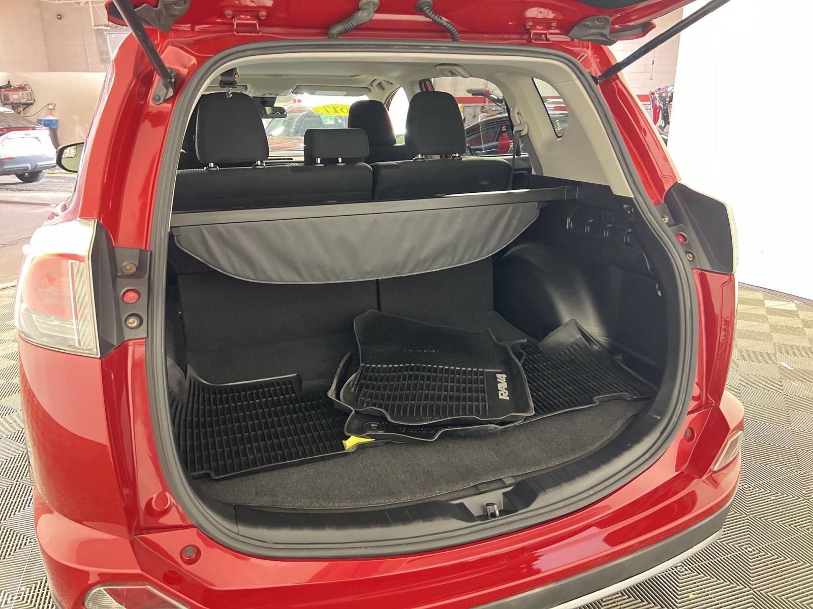 Used 2017 Toyota RAV4 XLE w/ Carpet Mat Package AWD/4WD image 26