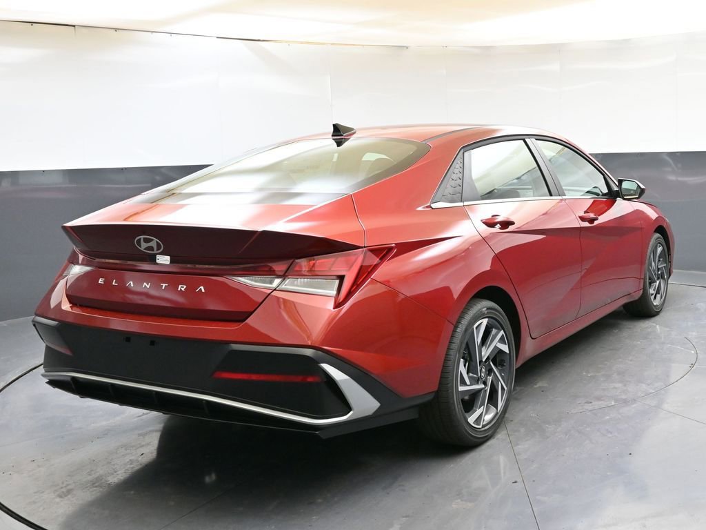 Certified 2025 Hyundai Elantra SEL FWD image 5