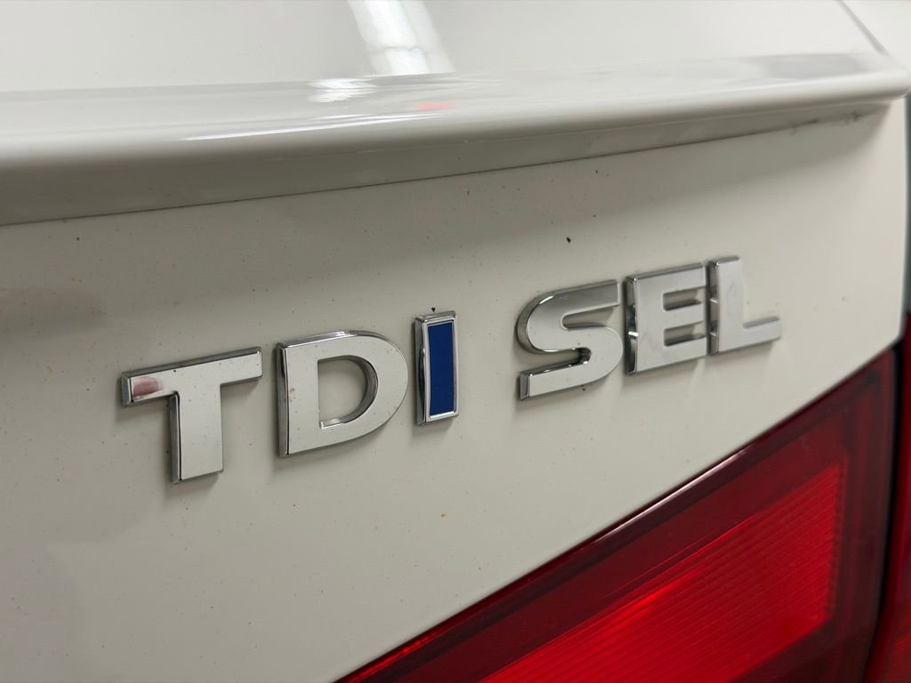 Used 2015 Volkswagen Passat TDI SEL Premium image 28