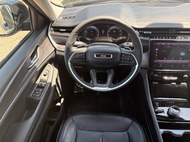 Used 2023 Jeep Grand Cherokee Limited w/ Black Appearance Package AWD/4WD image 11