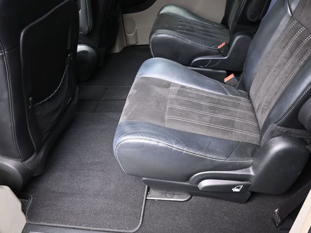 Used 2014 Chrysler Town & Country Touring-L image 22