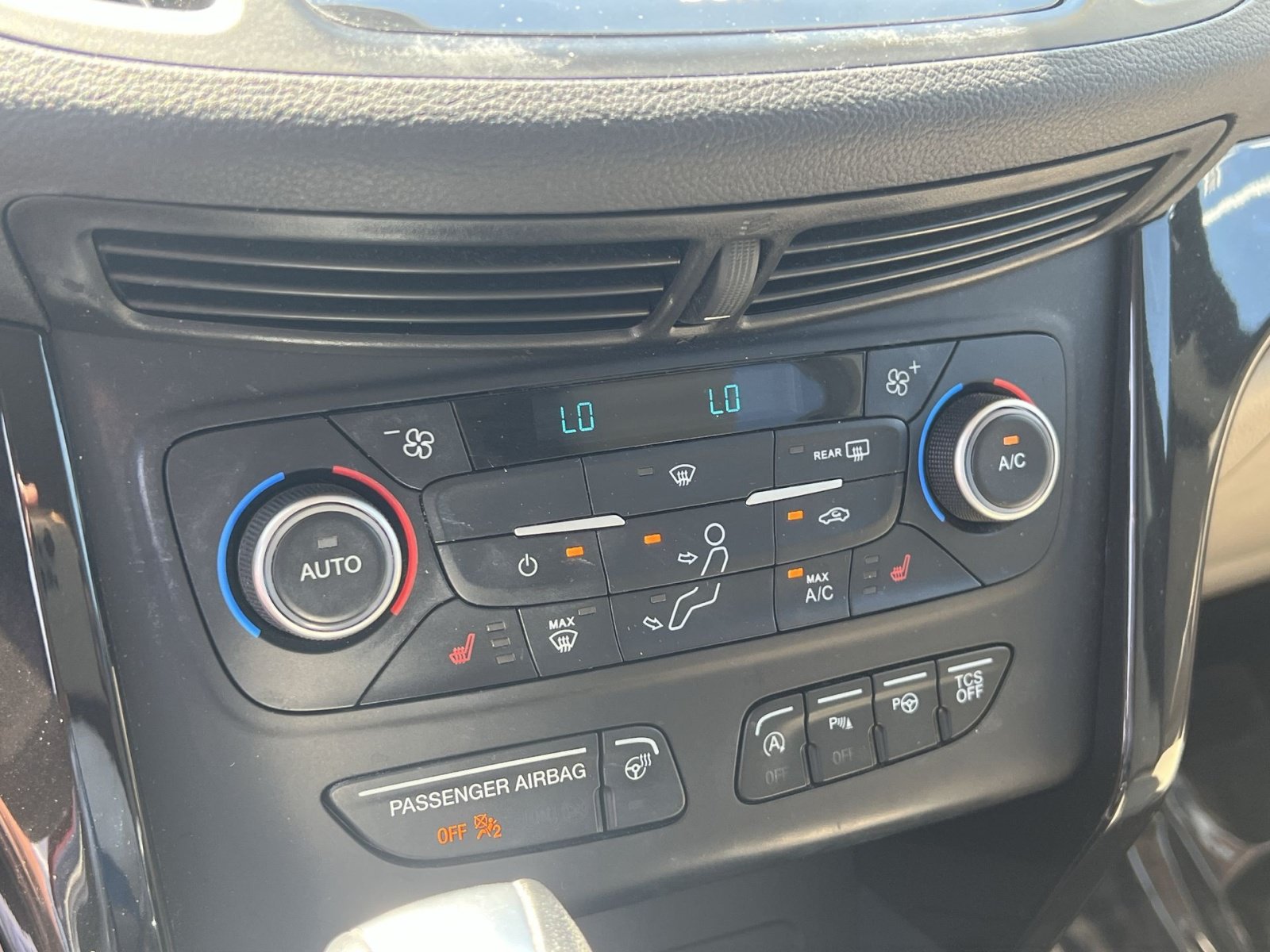 Used 2018 Ford Escape Titanium w/ Ford Safe & Smart Package AWD/4WD image 18