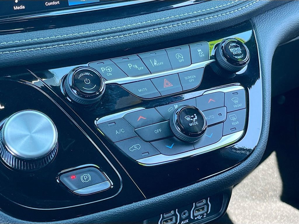 Certified 2025 Chrysler Pacifica Select w/ Uconnect Theater Family Group image 16