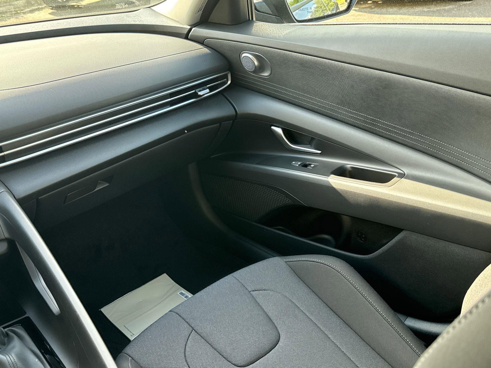 New 2025 Hyundai Elantra SE image 18