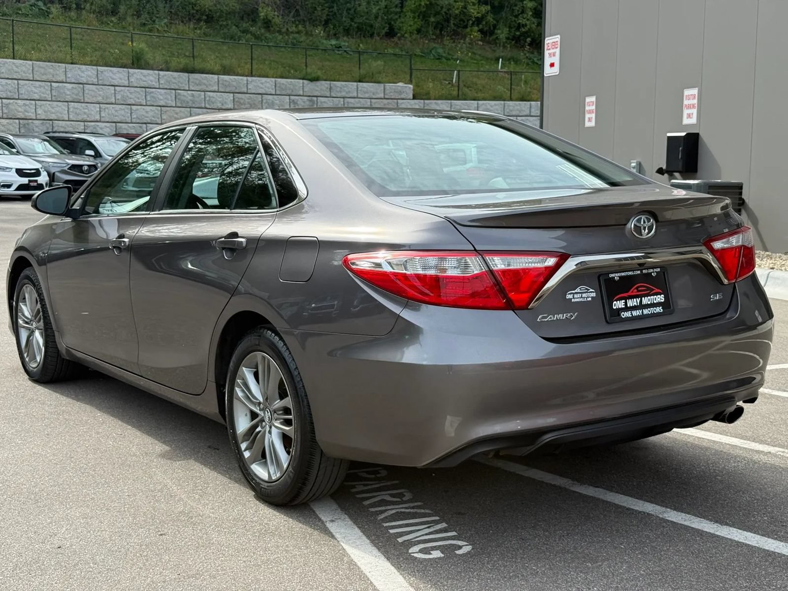 Used 2017 Toyota Camry SE w/ Moonroof Package FWD image 3