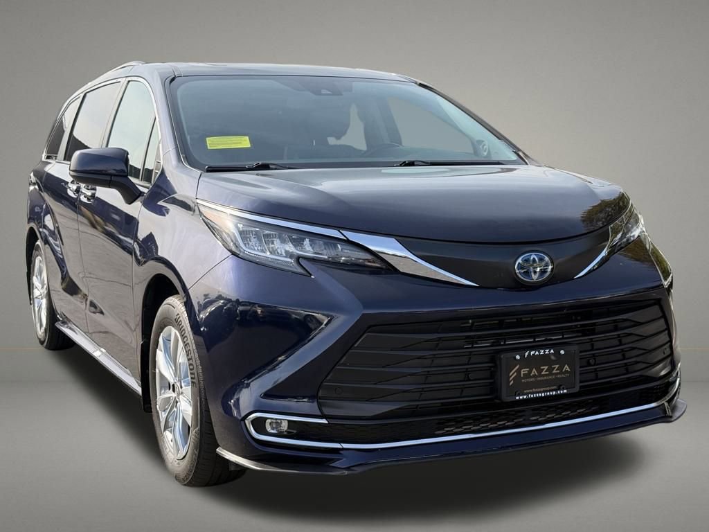 Used 2022 Toyota Sienna XLE w/ XLE Plus Package image 8