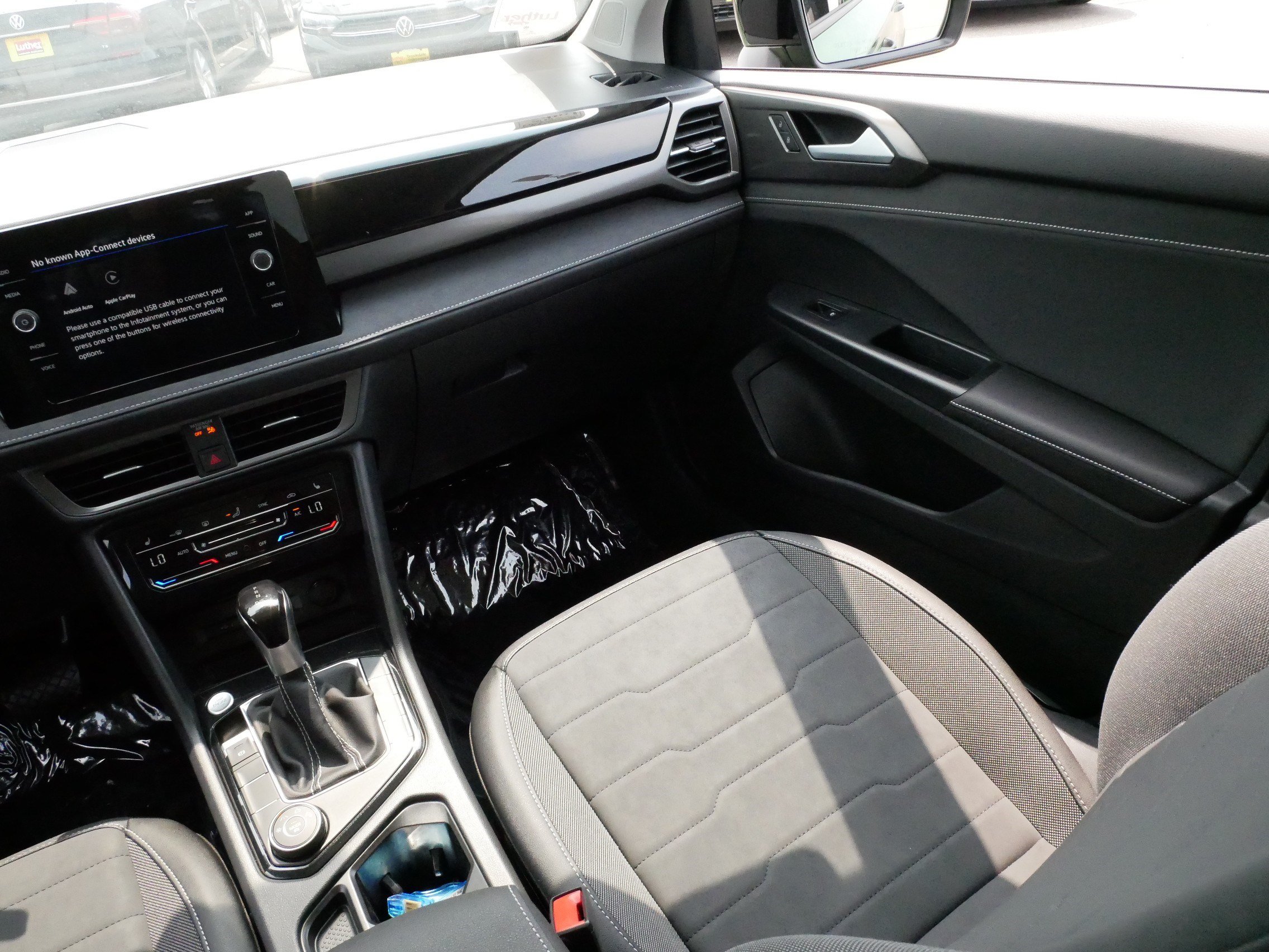Certified 2025 Volkswagen Taos SE AWD/4WD image 11