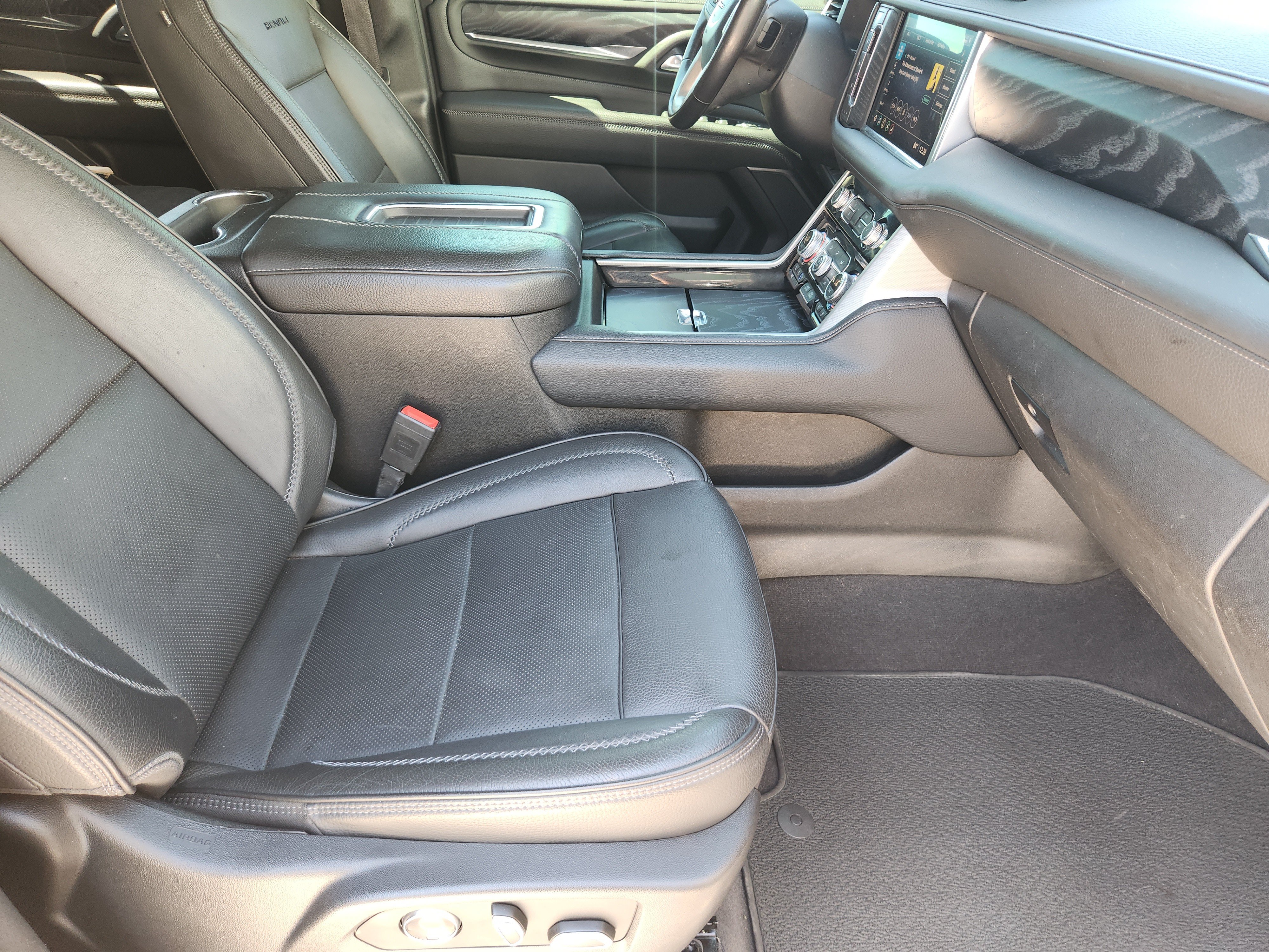 Used 2021 GMC Yukon XL Denali w/ Denali Premium Package AWD/4WD image 16