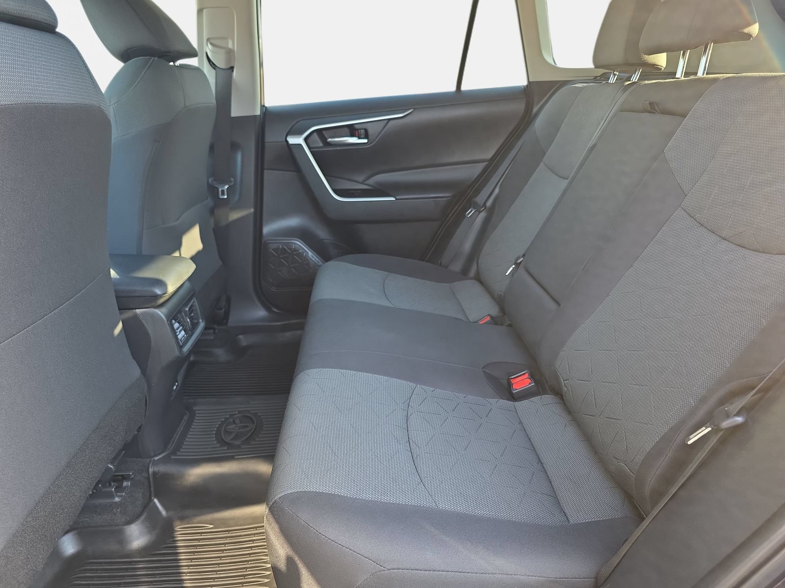 Used 2022 Toyota RAV4 XLE FWD image 13