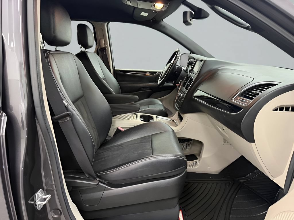 Used 2019 Dodge Grand Caravan SXT FWD image 12