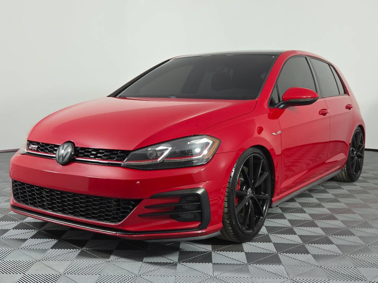 Used 2020 Volkswagen GTI SE FWD image 3