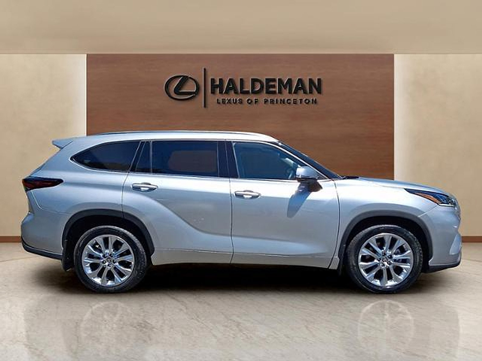 Used 2024 Toyota Highlander Limited AWD/4WD image 7