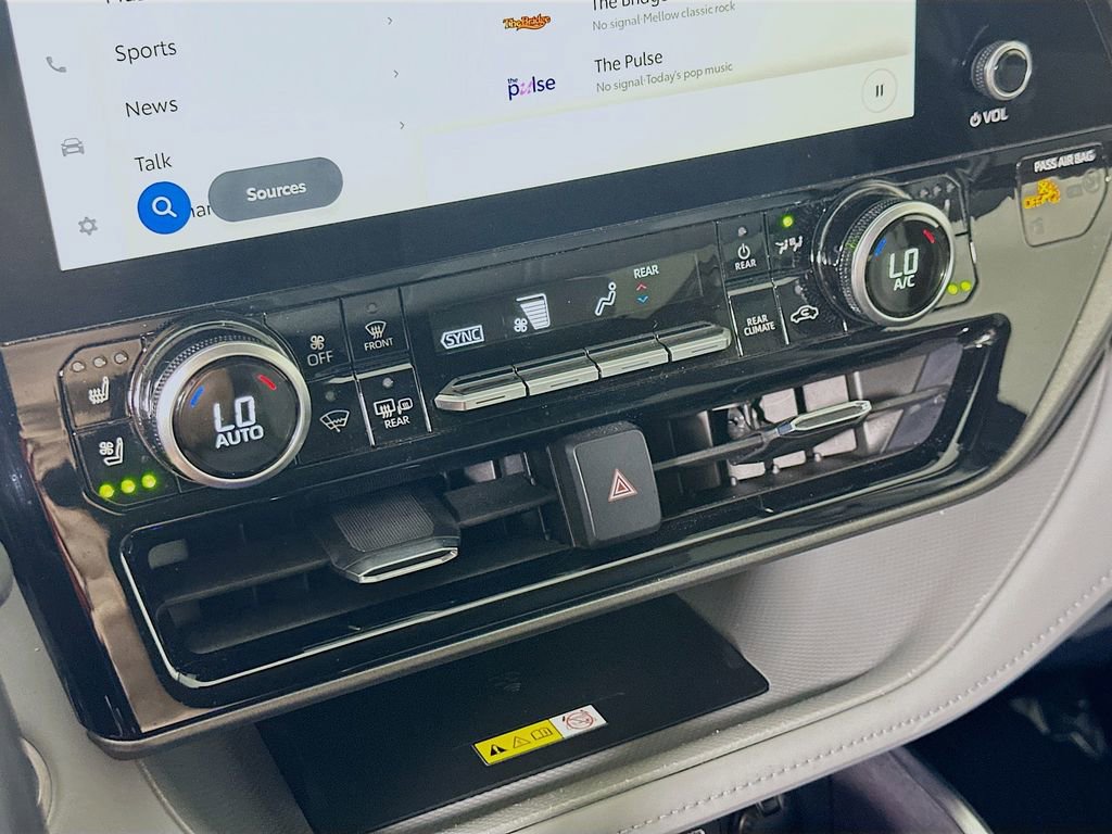 Used 2024 Toyota Highlander Limited image 27