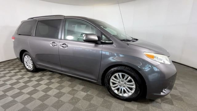 Used 2012 Toyota Sienna XLE FWD image 2