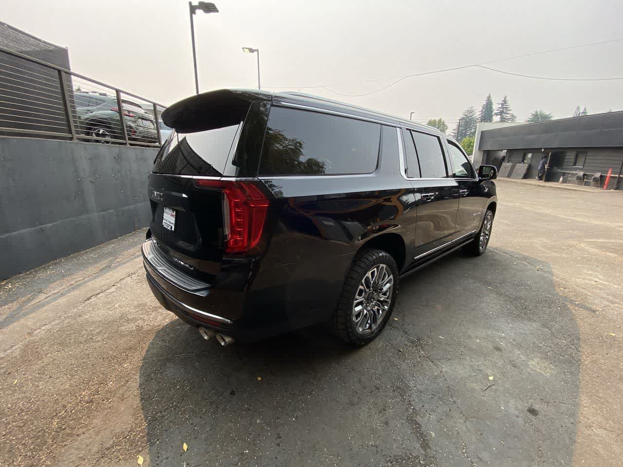 Used 2023 GMC Yukon XL Denali Ultimate AWD/4WD image 6
