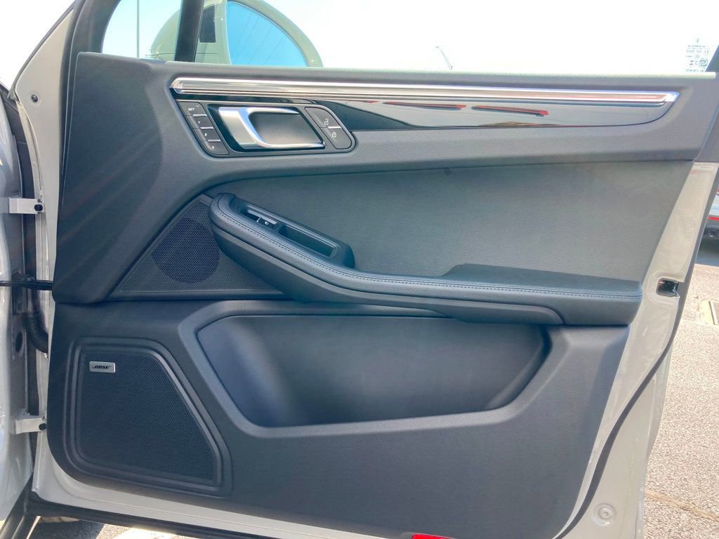 Certified 2025 Porsche Macan image 33