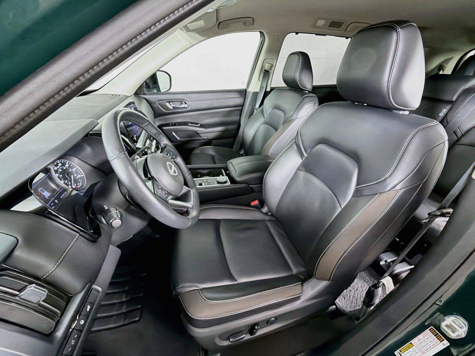 Used 2023 Nissan Pathfinder SL AWD/4WD image 2