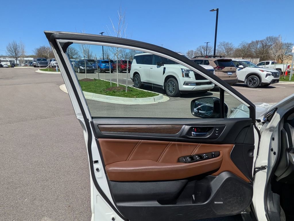 Used 2019 Subaru Outback 3.6R Touring AWD/4WD image 14