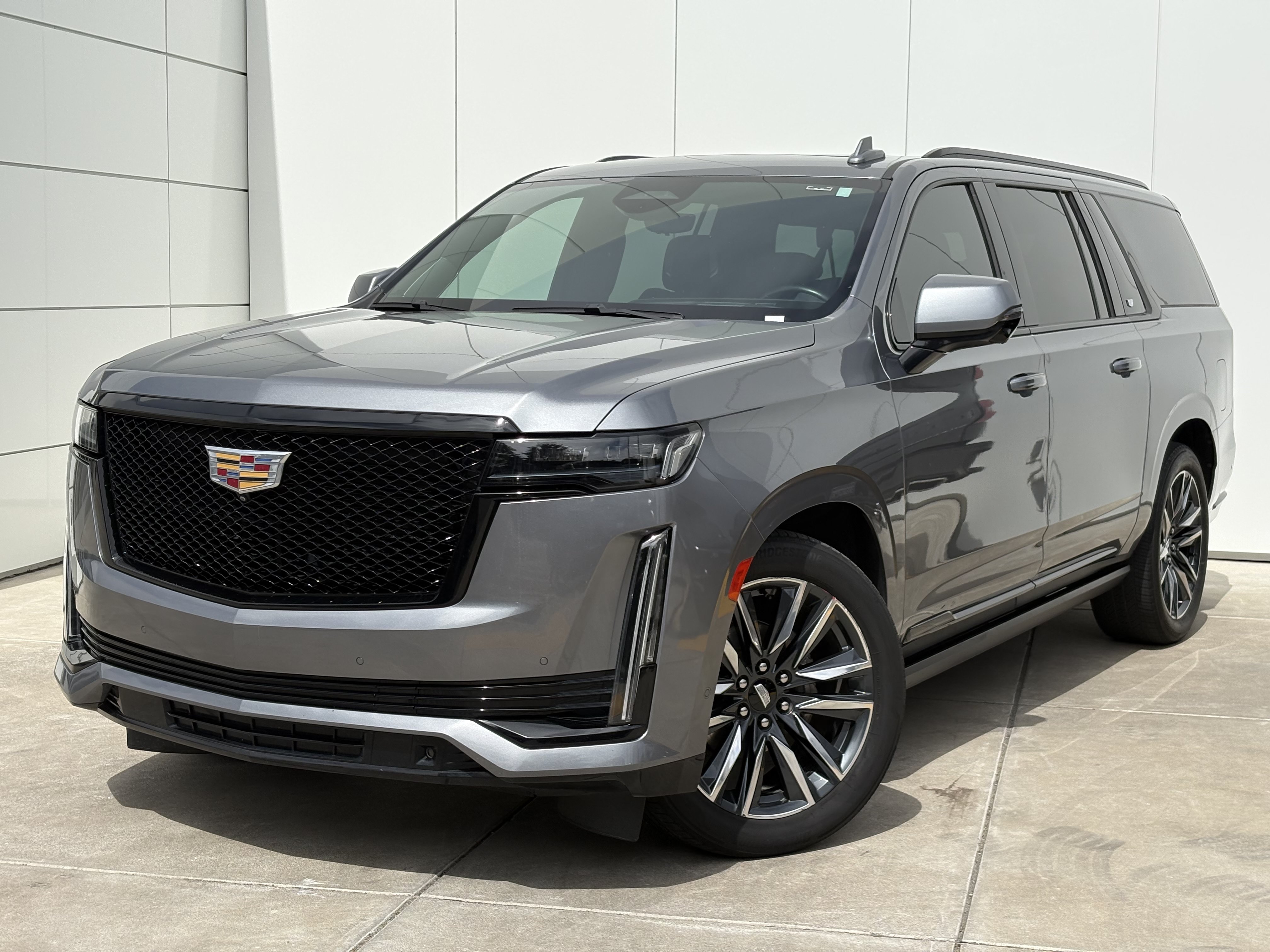 Used 2021 Cadillac Escalade ESV Sport Platinum AWD/4WD image 2
