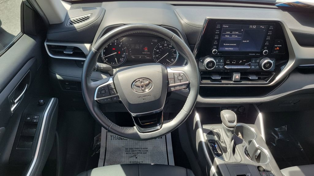 Used 2021 Toyota Highlander XLE image 12