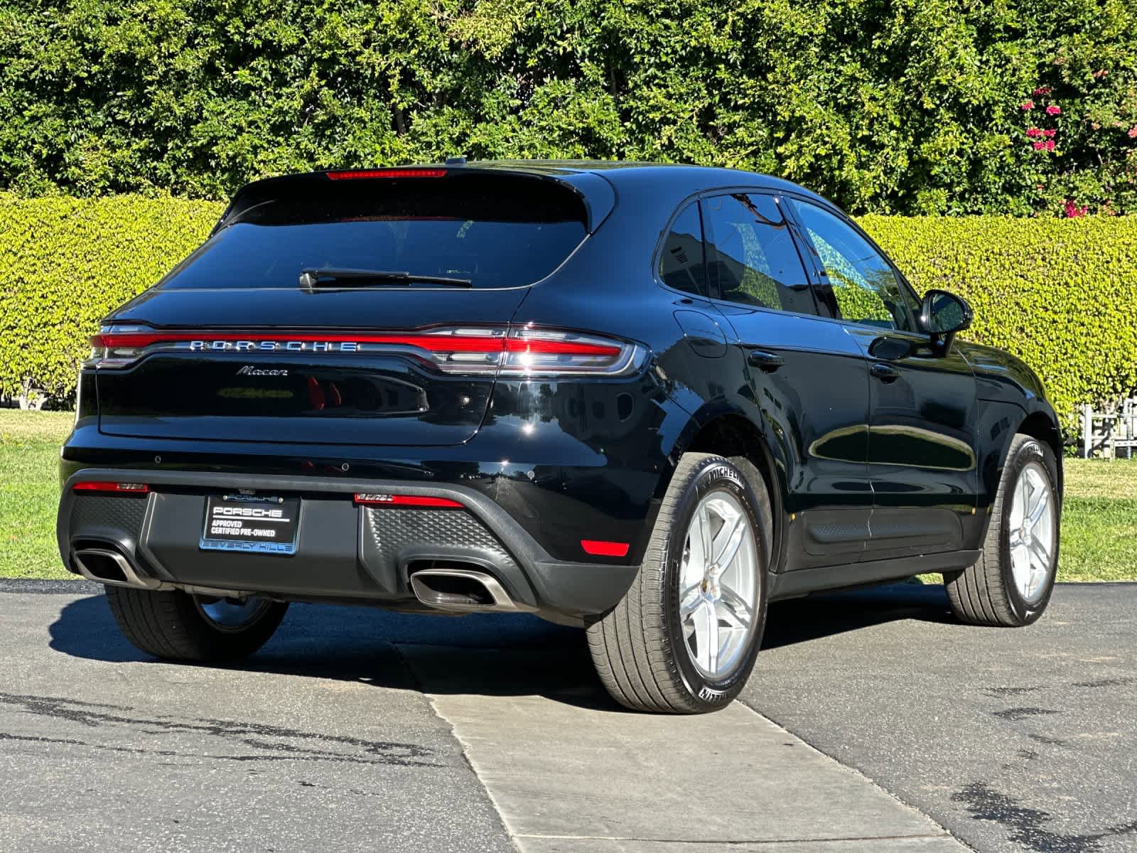Certified 2025 Porsche Macan AWD/4WD image 8