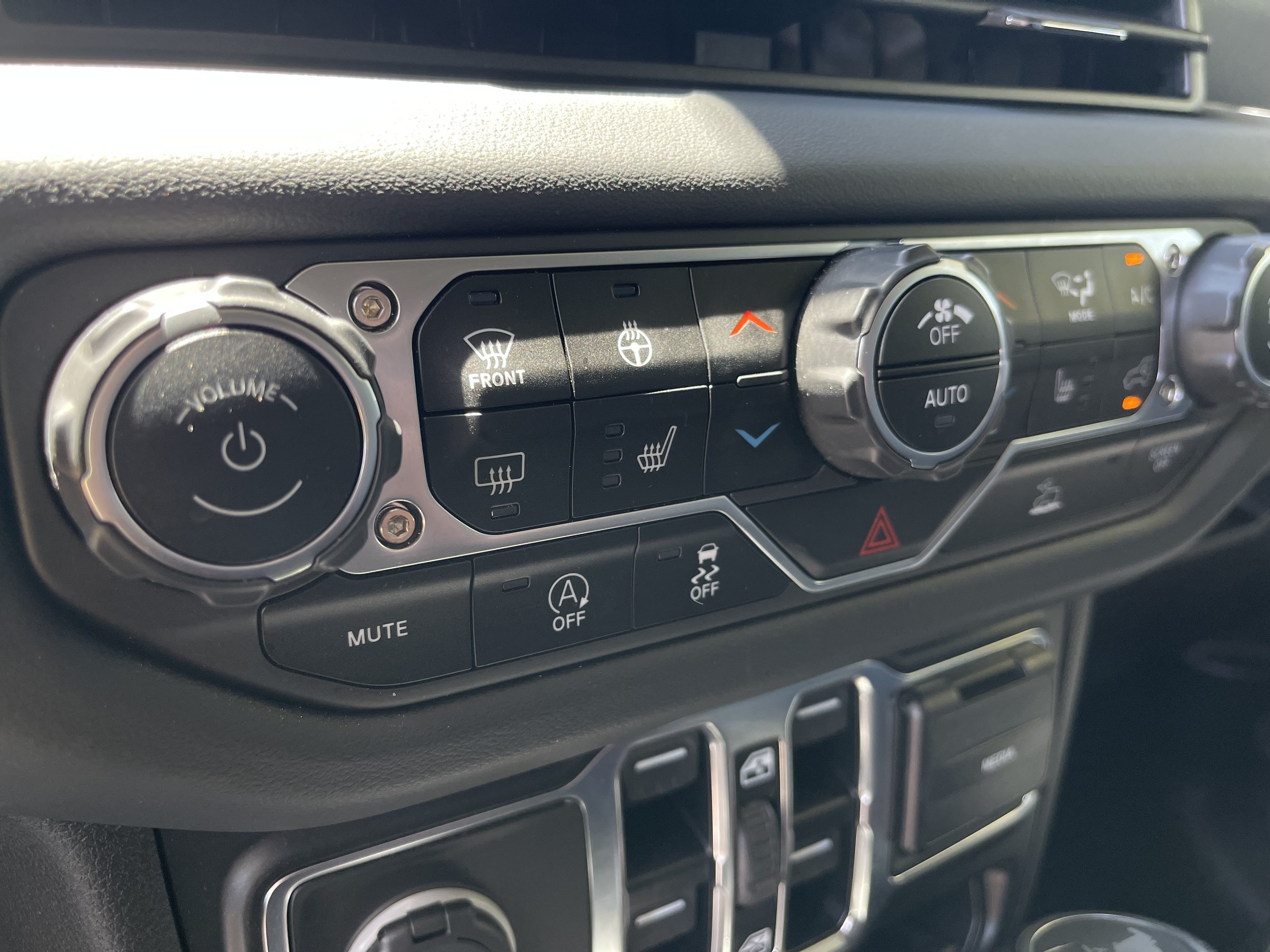 Used 2024 Jeep Wrangler Unlimited Sahara AWD/4WD image 9