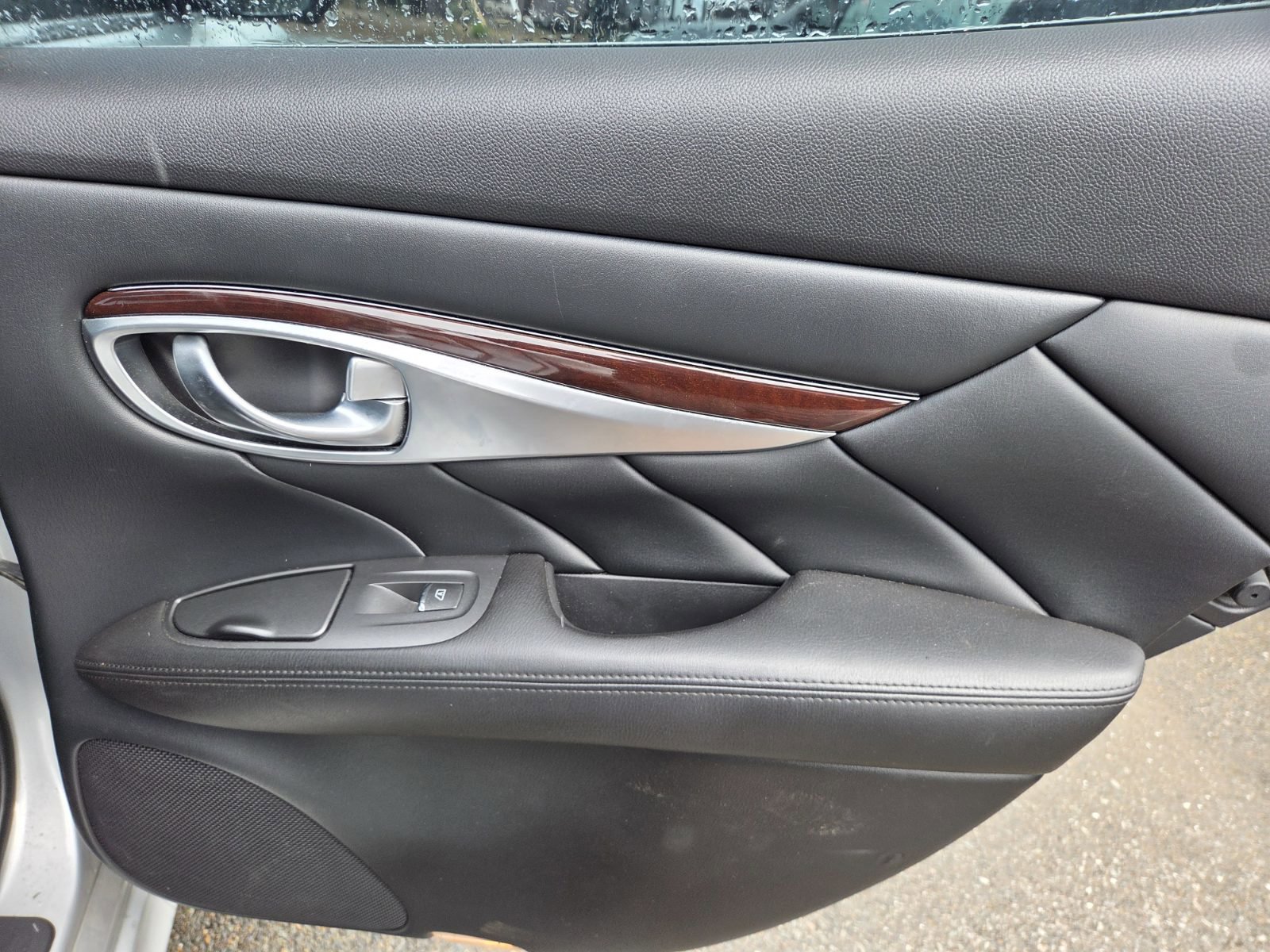 Used 2016 INFINITI Q70 3.7 RWD image 12