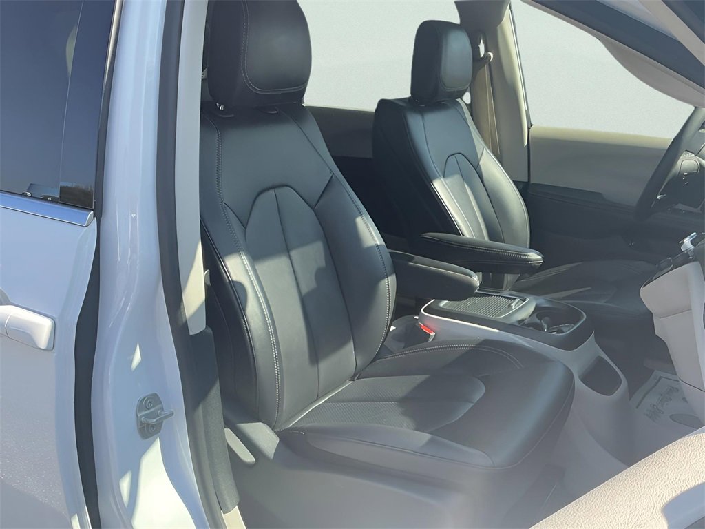 Used 2024 Chrysler Pacifica Select image 41