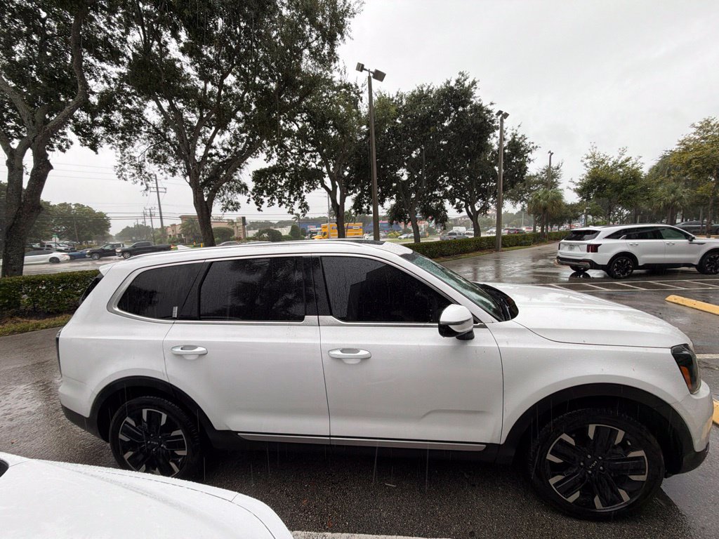 Used 2025 Kia Telluride SX w/ SX Captain's Chair Package FWD image 3