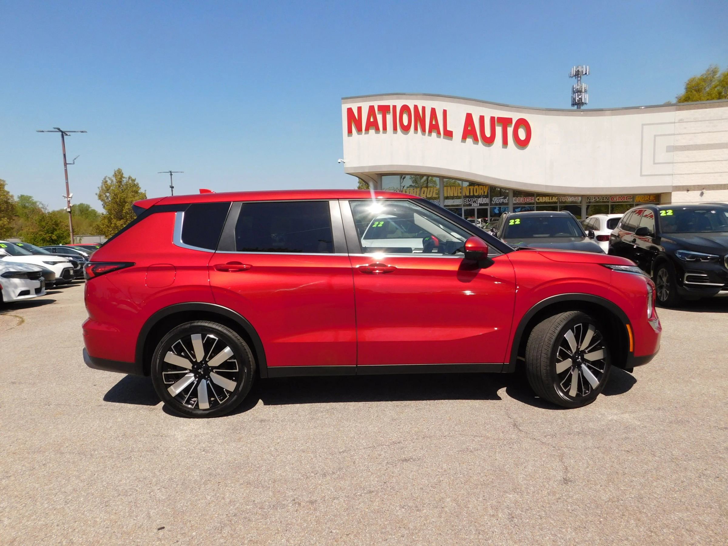 Used 2025 Mitsubishi Outlander SE image 4