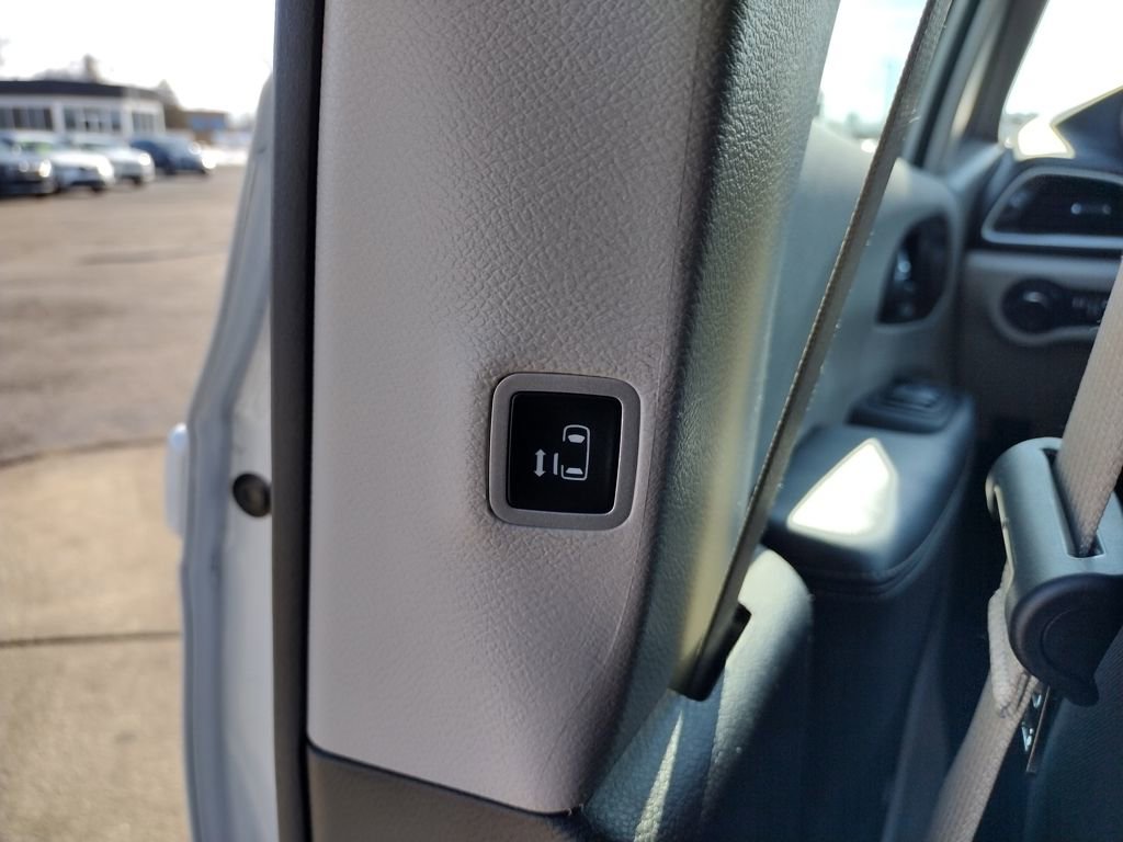 Used 2024 Chrysler Voyager LX image 29