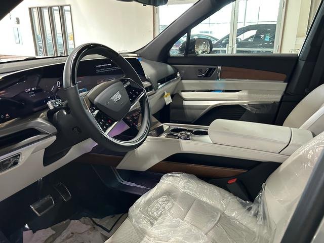 New 2026 Cadillac Vistiq Luxury w/ LPO, Floor Liner Package image 9