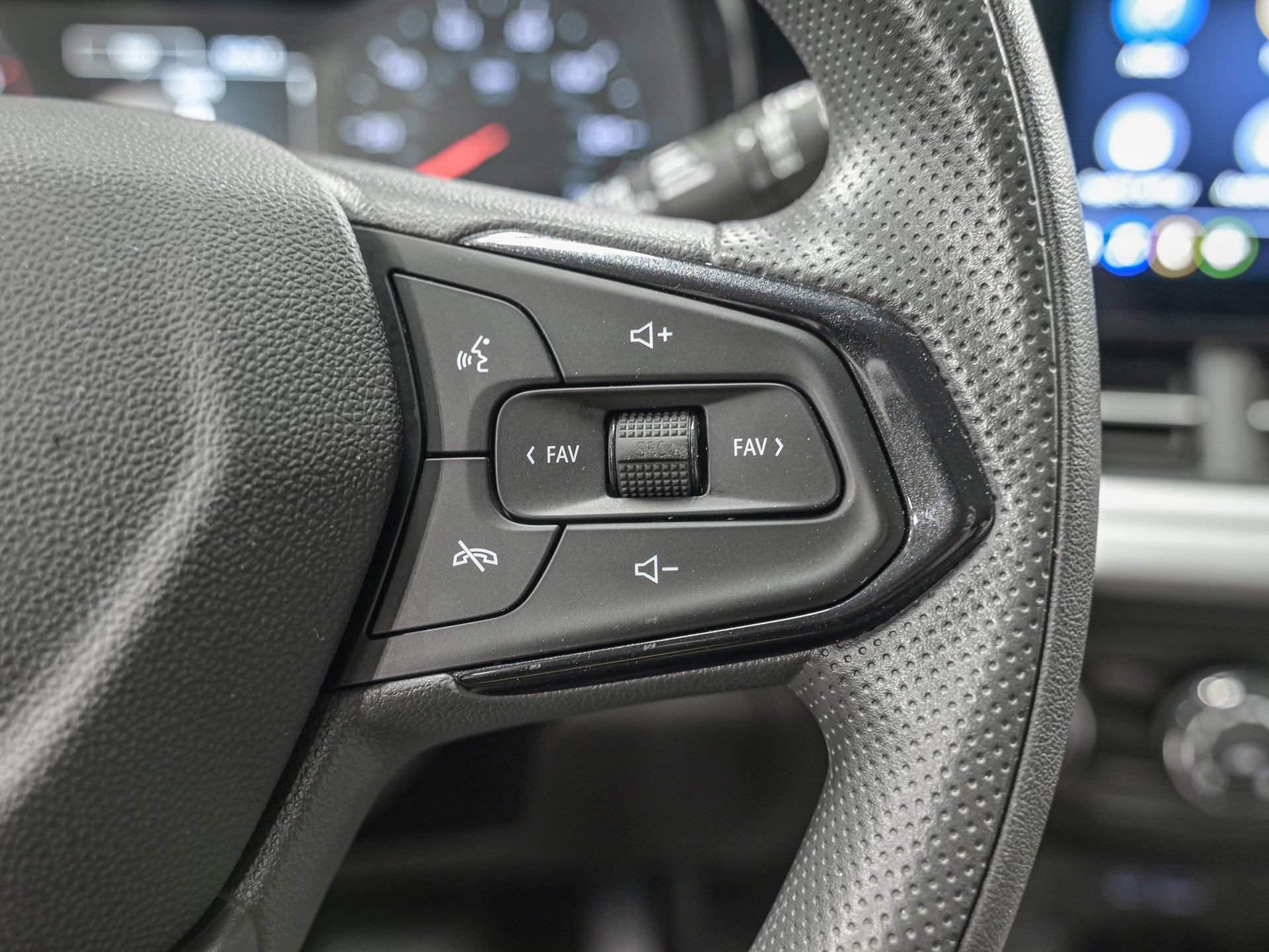 Used 2025 Chevrolet Trax LS FWD image 20