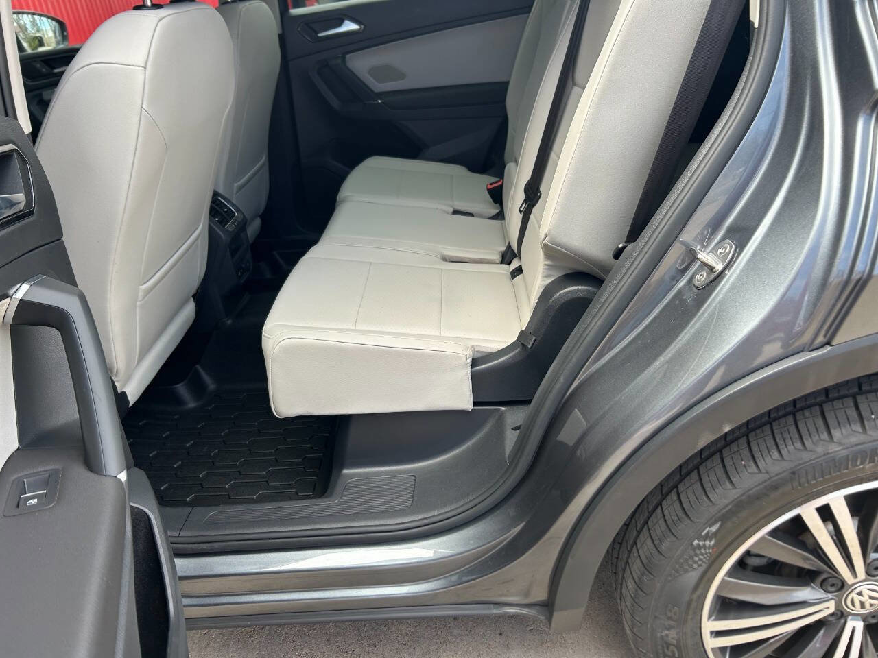 Used 2018 Volkswagen Tiguan SEL w/ 3rd Row Seat Package image 16