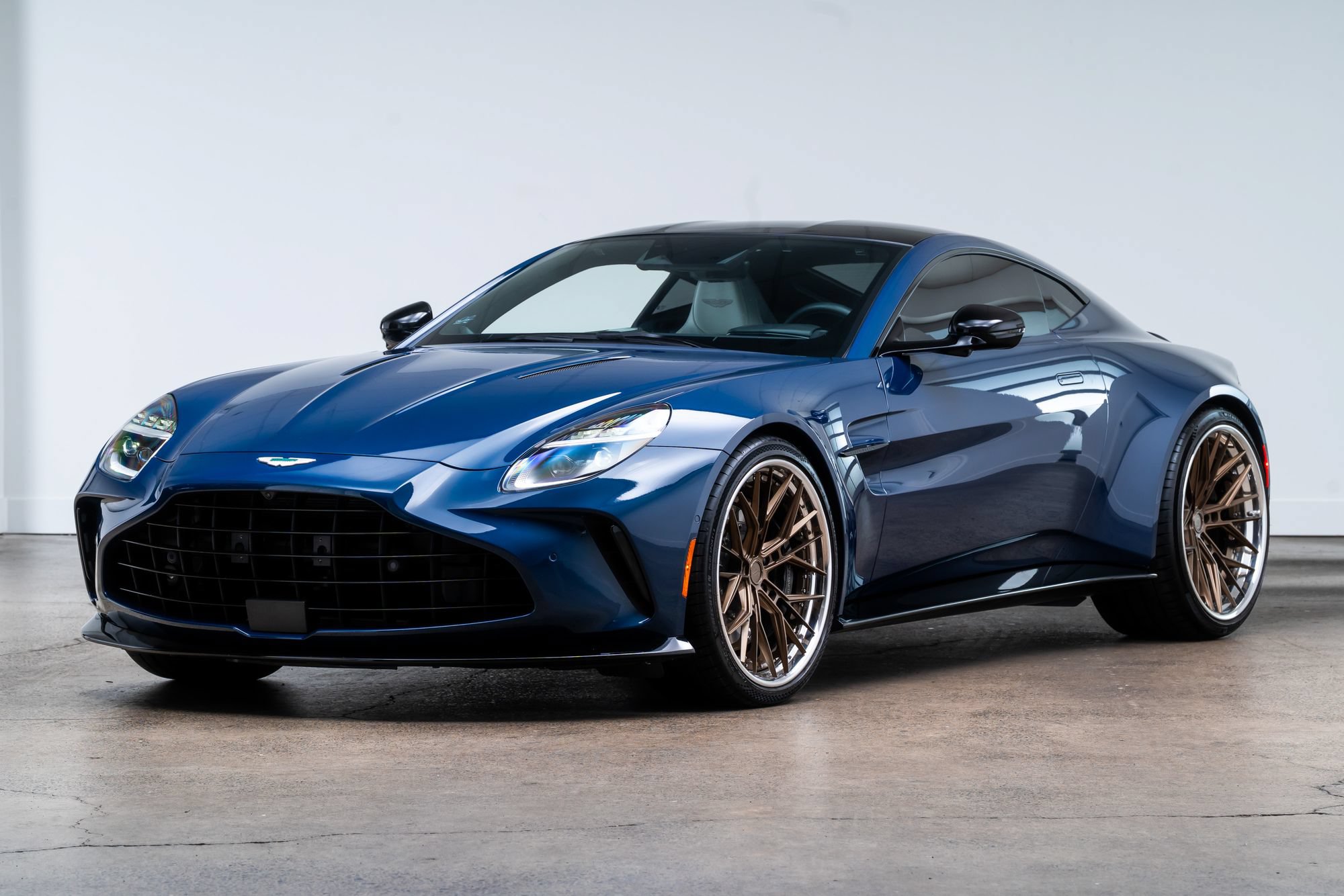 Used 2025 Aston Martin V8 Vantage Coupe RWD image 4