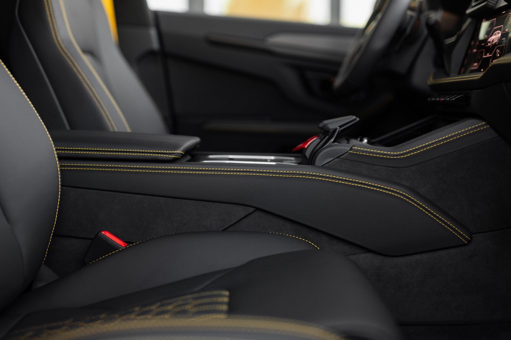Used 2025 Lamborghini Urus SE AWD/4WD image 16