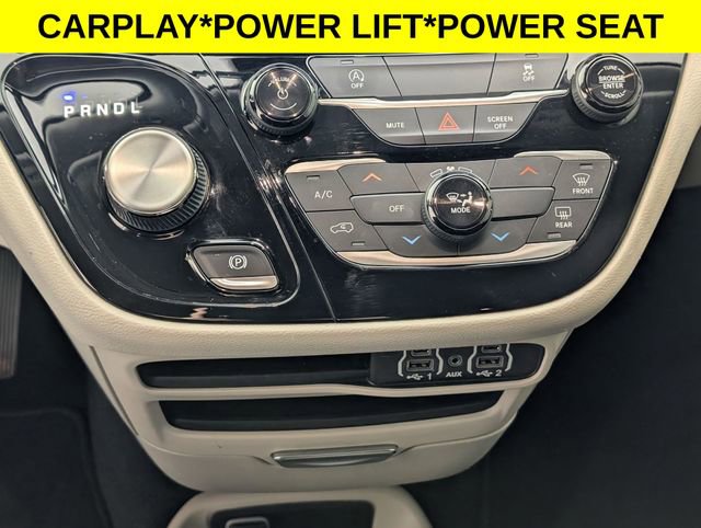 Used 2022 Chrysler Voyager LX image 21