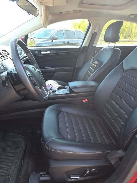 Used 2018 Ford Fusion SE w/ Equipment Group 201A FWD image 9