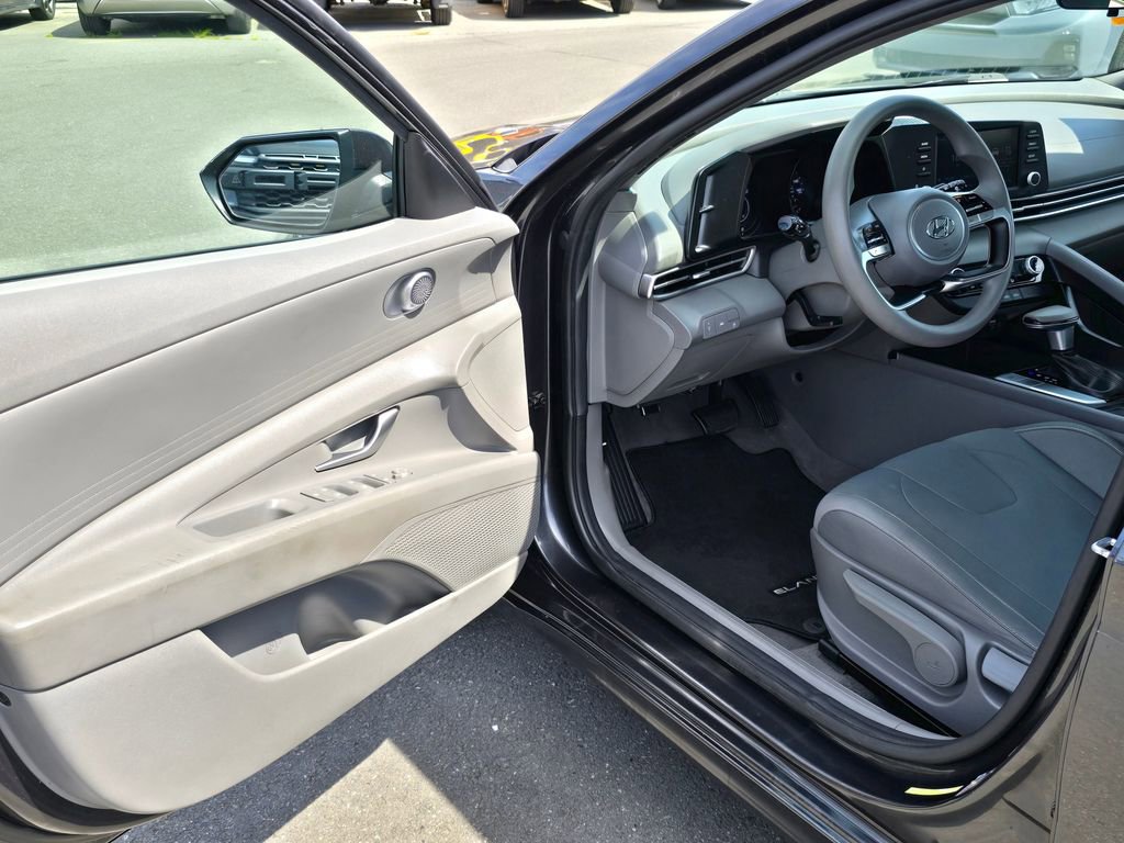 Used 2022 Hyundai Elantra SEL FWD image 17