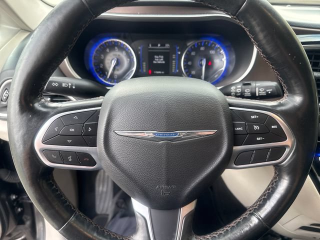 Used 2019 Chrysler Pacifica Touring-L FWD image 11