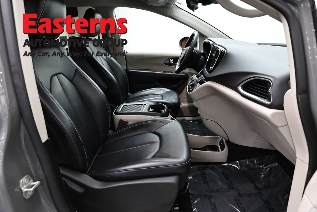 Used 2023 Chrysler Pacifica Touring-L FWD image 23