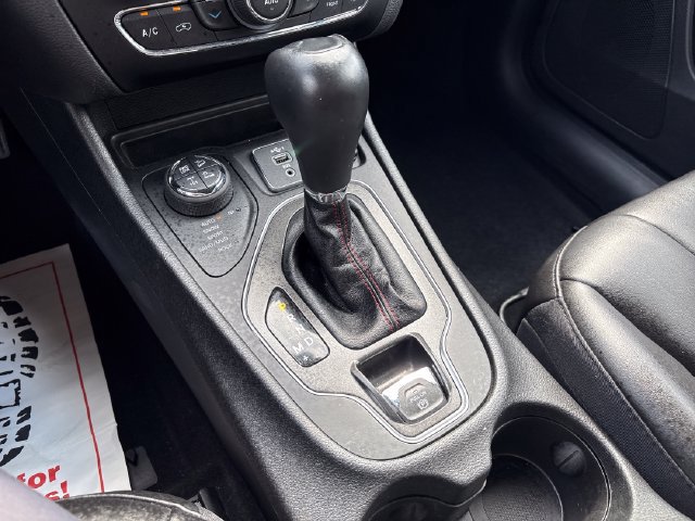 Used 2021 Jeep Cherokee Trailhawk AWD/4WD image 18