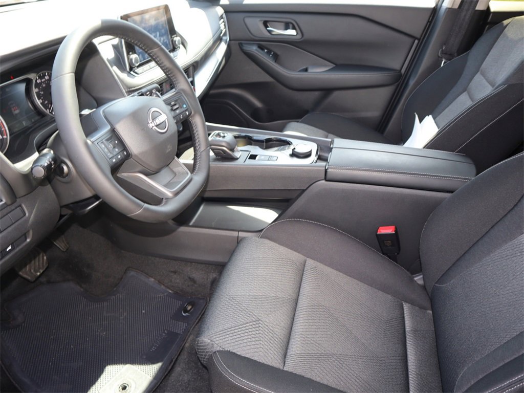 Certified 2025 Nissan Rogue SV image 14