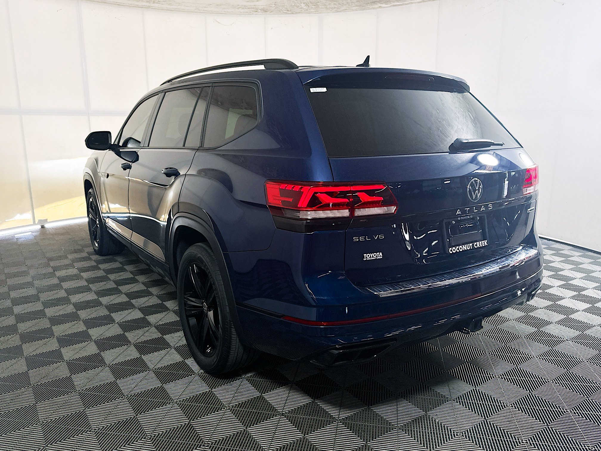Used 2022 Volkswagen Atlas SEL R-Line AWD/4WD image 5