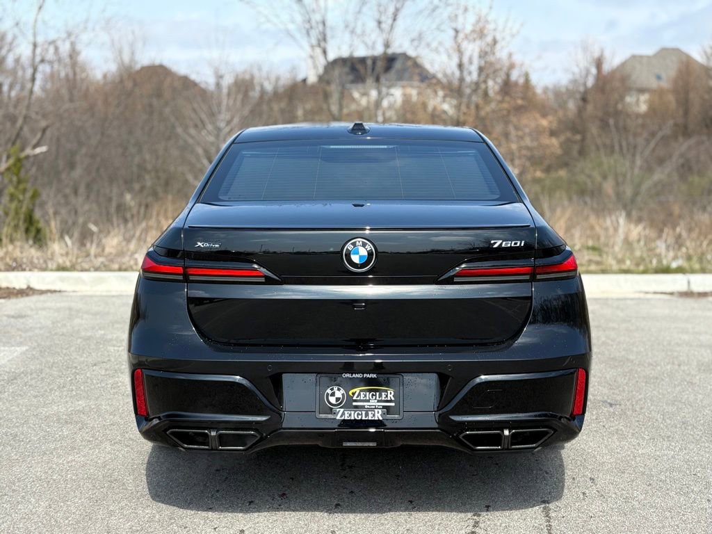 Used 2025 BMW 760i xDrive video 5