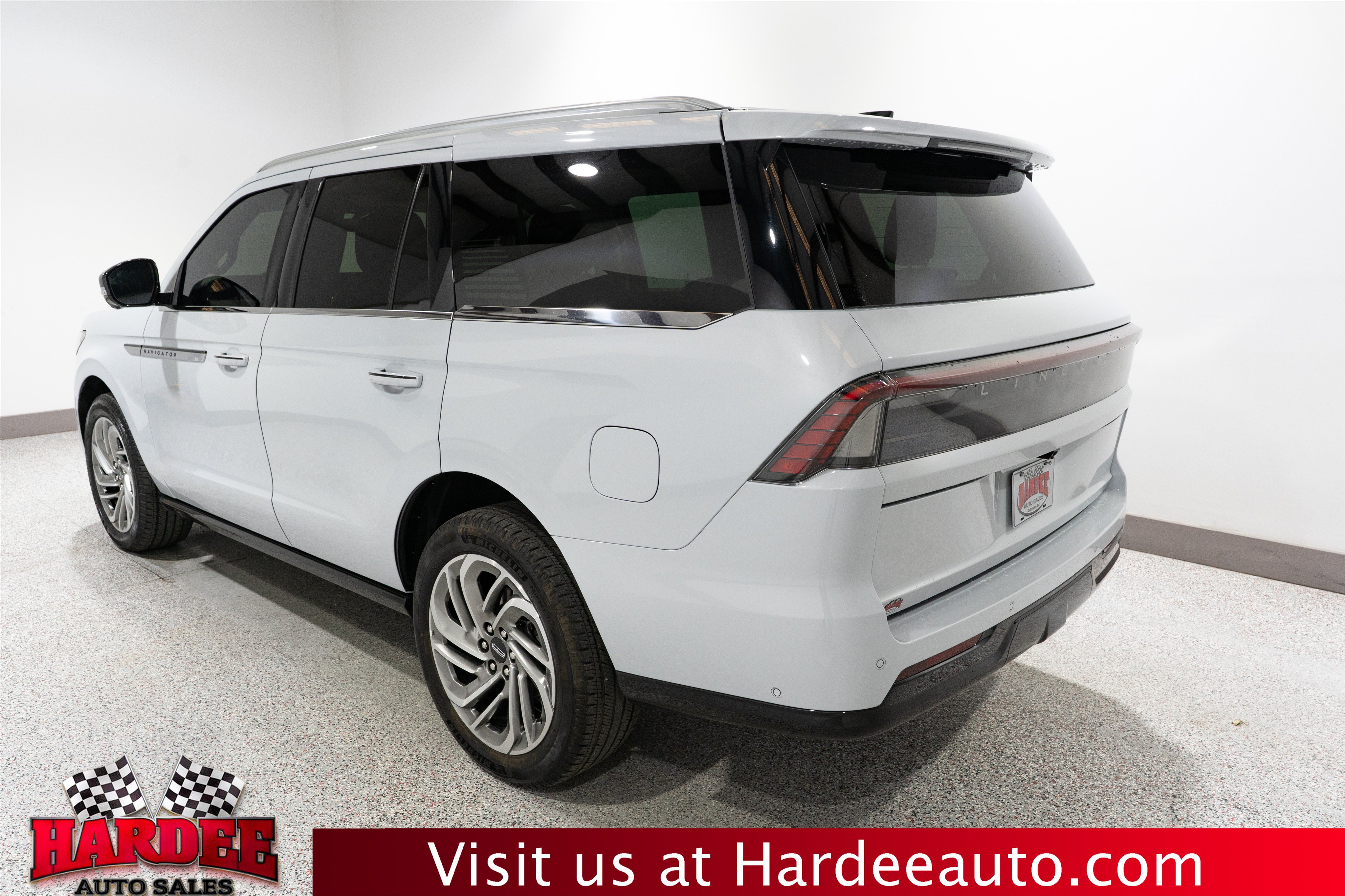 Used 2025 Lincoln Navigator Reserve AWD/4WD image 3