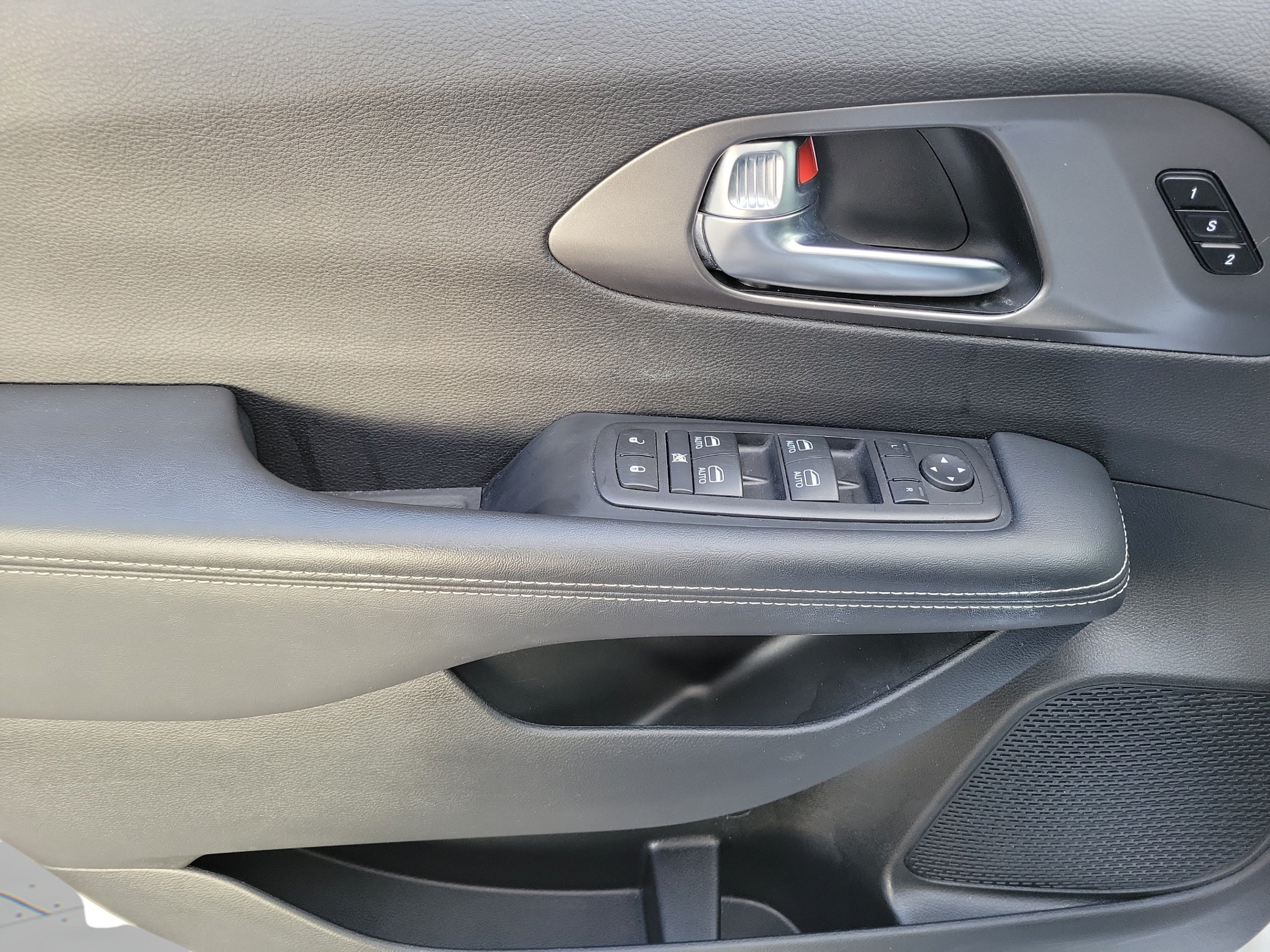 Used 2025 Chrysler Pacifica Select FWD image 16