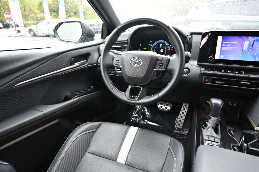 Used 2025 Toyota Camry SE image 10