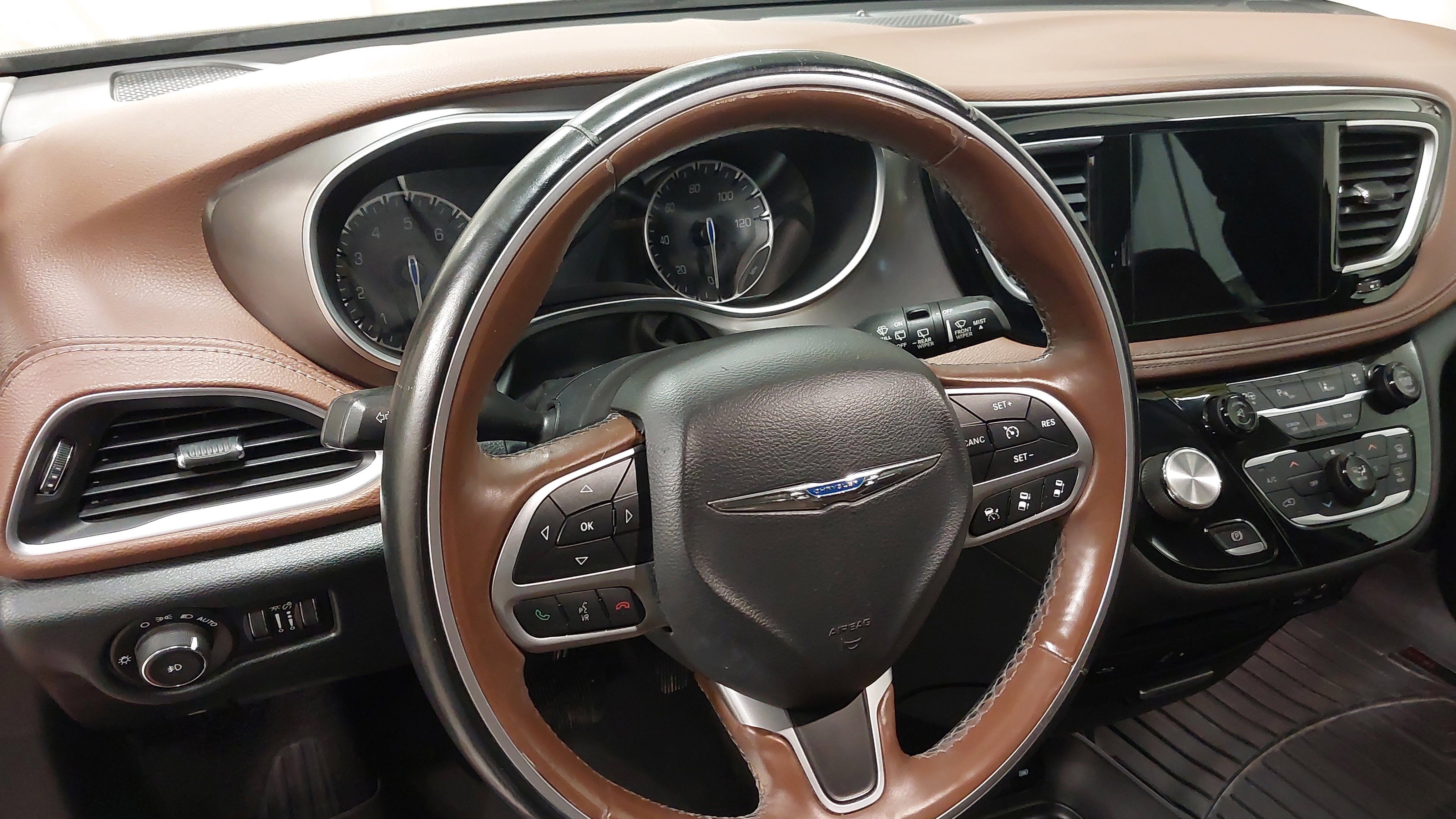 Used 2017 Chrysler Pacifica Limited w/ UConnect Theater Package image 17