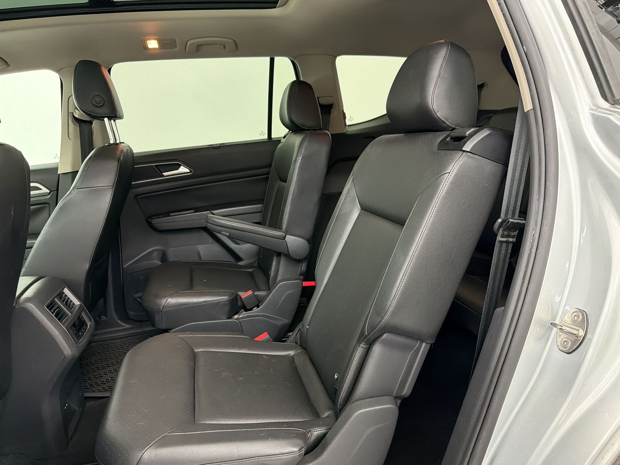 Used 2018 Volkswagen Atlas SEL w/ R-Line Package FWD image 23